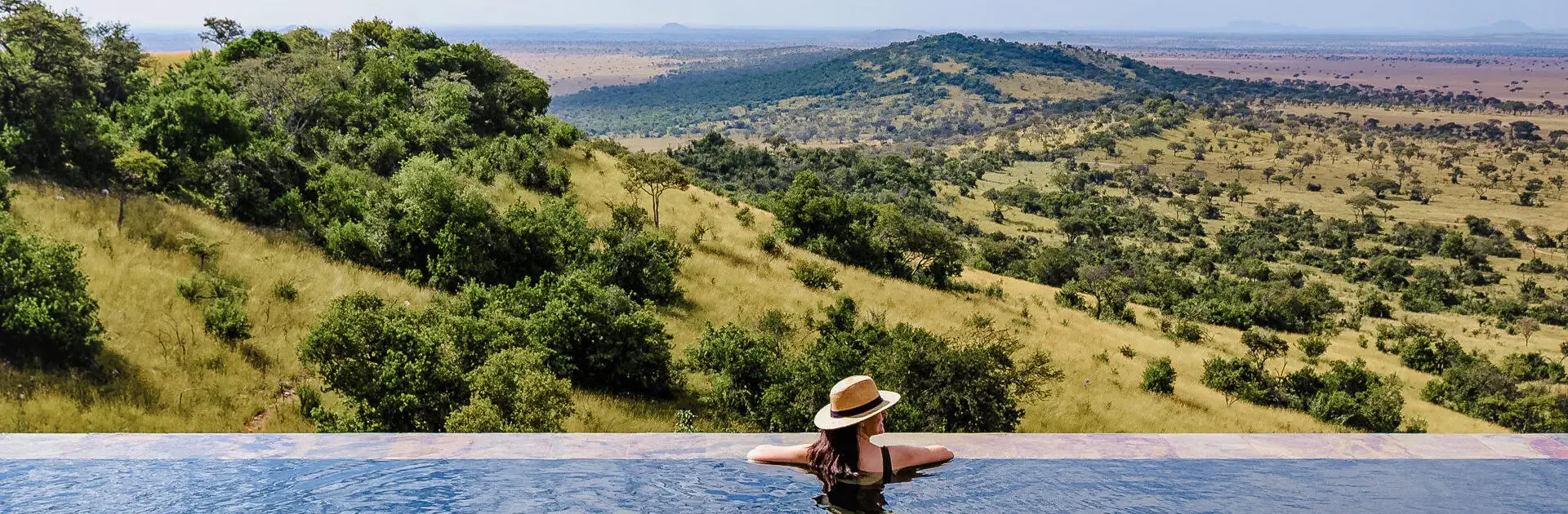 Mujer en la piscina con vistas a las llanuras del Serengeti en Tanzania | Go2Africa