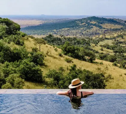 Mujer en la piscina con vistas a las llanuras del Serengeti en Tanzania | Go2Africa
