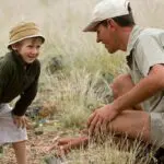 Los más pequeños son bienvenidos a explorar su curiosidad de la mano de guías entusiastas y expertos | Sossusvlei Desert Lodge.
