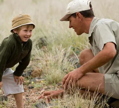 Los más pequeños son bienvenidos a explorar su curiosidad de la mano de guías entusiastas y expertos | Sossusvlei Desert Lodge.