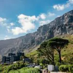 Mirando la Montaña de la Mesa de camino al teleférico | Go2Africa