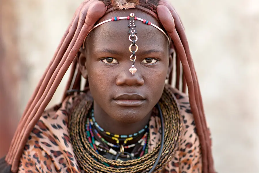 Miembro de la tribu Himba en Kaokoland, Namibia.
