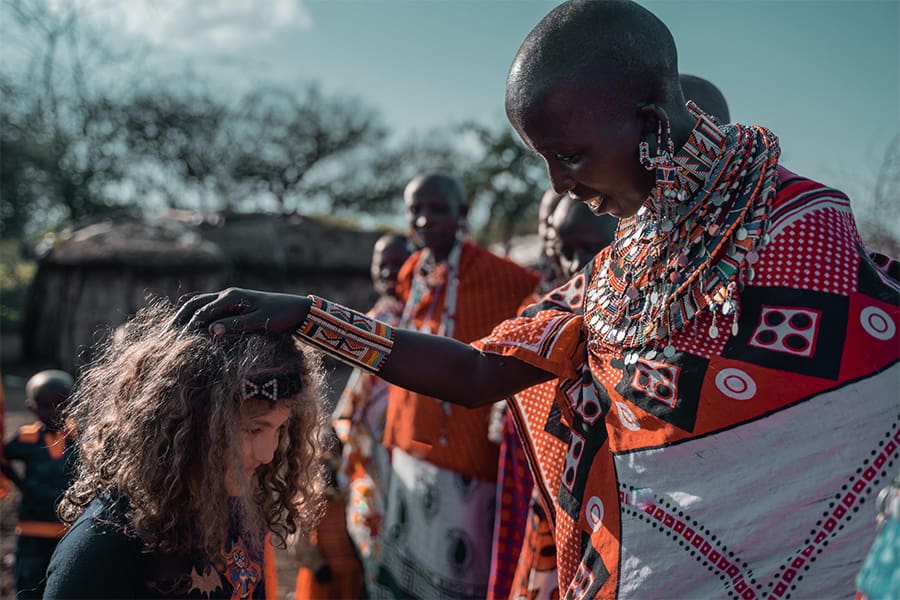 Un niño interactúa con una tribu masai en el Parque Nacional de Amboseli, Kenia.