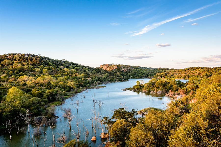 Paisaje pintoresco en la Reserva Natural de Malilangwe, Zimbabue.
