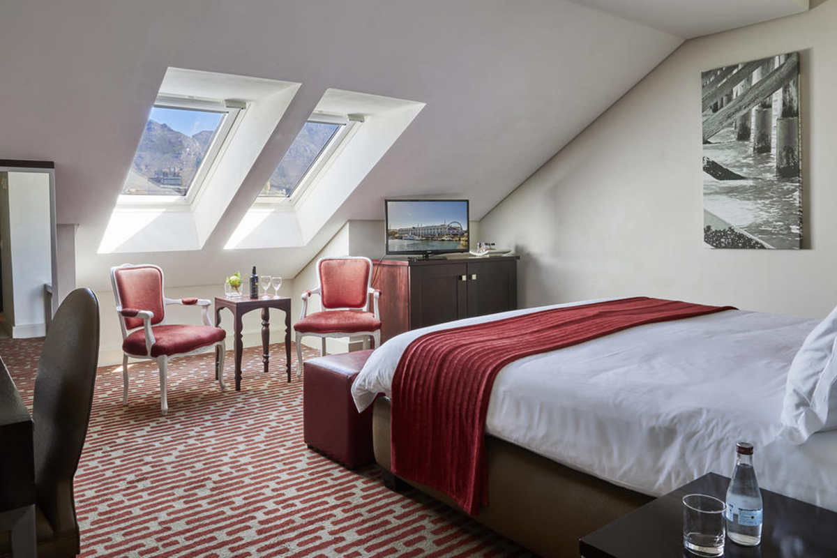 victoria__alfred_hotel_loft_room