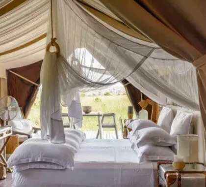 Vista del lujoso interior del Mara River Tented Camp de Singita, en el Parque Nacional del Serengeti.