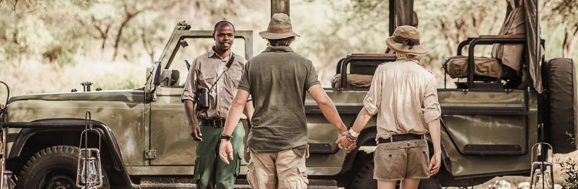 Pareja saludada por un guía antes de un safari en Chem Chem en el Parque Nacional de Tarangire, Tanzania | Go2Africa