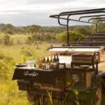 En Sabi Sands le espera una pausa para tomar algo en su safari; aquí, el vehículo Ulusaba es su bar en la sabana.