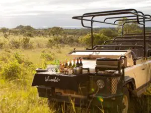 En Sabi Sands le espera una pausa para tomar algo en su safari; aquí, el vehículo Ulusaba es su bar en la sabana.