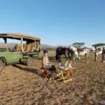 Una rápida parada para tomar algo después de cabalgar por las llanuras de Amboseli, en Kenia.