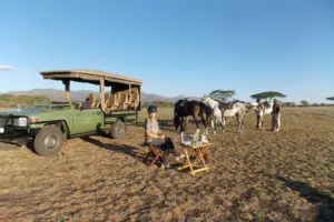 Una rápida parada para tomar algo después de cabalgar por las llanuras de Amboseli, en Kenia.
