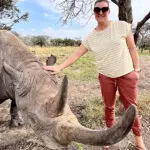 Actividades centradas en la conservación con un rinoceronte negro en peligro de extinción en Kenia. 