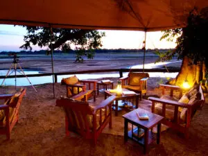 Las noches en el sur de Luangwa son un momento para reflexionar sobre los avistamientos del día y observar las estrellas antes de cenar.