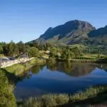 Franschhoek está bien situado si desea realizar excursiones de un día a otros destinos vinícolas como Stellenbosch y Paarl.