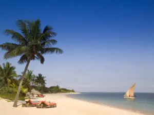 La tranquilidad del océano Índico es lo que mejor se le da a Mozambique: palmeras, dhows a vela y playas vírgenes de arena blanca.