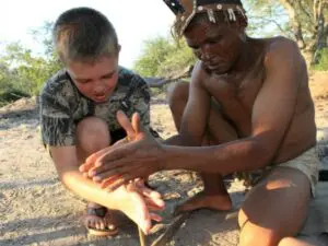 Des expériences interactives telles que le suivi de la faune, l'identification des épines et l'apprentissage d'anciennes techniques de survie sont parfaites pour les enfants de tous âges.