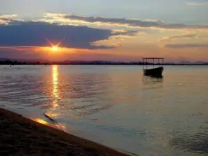 El lago Malawi se visita mejor durante la estación seca, de mayo a octubre, pero se puede disfrutar de una famosa puesta de sol durante todo el año.