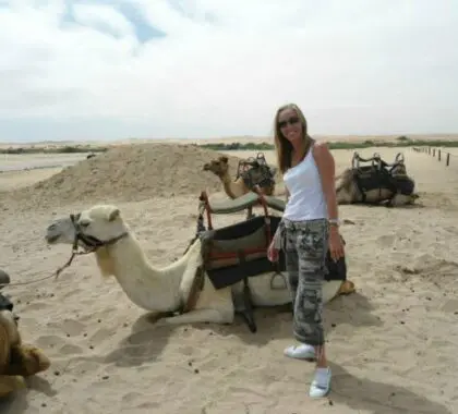 A punto de explorar el desierto a lomos de un camello en Swakopmund, Namibia.