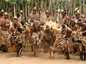 Asegúrese de conocer la cultura zulú durante su safari por KZN; muchos lodges ofrecen también interacciones con la comunidad local.