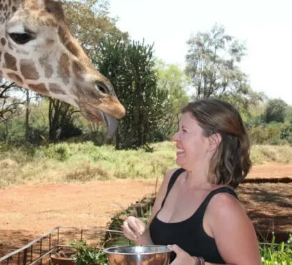 Un momento con un residente local en la Mansión de las Jirafas de Nairobi.