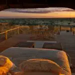 Motse Lodge ofrece lujosos chalés al borde del desierto del Kalahari.