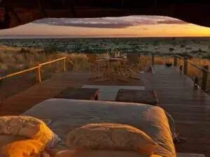 Le Motse Lodge propose un hébergement luxueux en chalet à la lisière du désert du Kalahari.