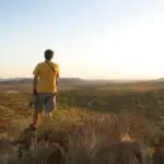 Un guía y su invitado brindan por otro hermoso día en Damaraland, en el Mowani Mountain Lodge.