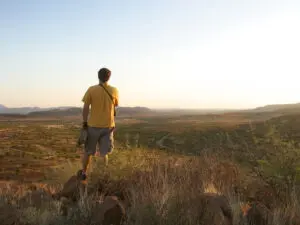 Un guía y su invitado brindan por otro hermoso día en Damaraland, en el Mowani Mountain Lodge.