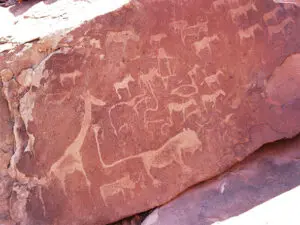 En la región de Twyvelfontein se pueden encontrar grabados rupestres originales realizados por los indígenas.