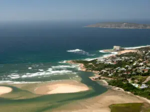 Plettenberg Bay ha anche una fantastica laguna che collega la terraferma alla spiaggia, ideale per nuotare.