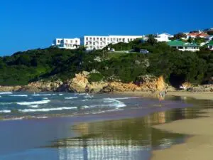 Plettenberg Bay non è solo spiagge: ci sono molti centri commerciali, ristoranti e bar fantastici sul lungomare.