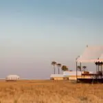 San Camp está situado en una concesión privada que bordea los Pantanos de Makgadikgadi y ofrece una experiencia completa del desierto del Kalahari.