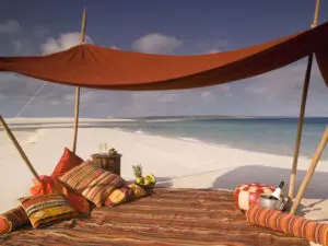 Varios alojamientos de los archipiélagos de Mozambique están especializados en picnics para dos en una "isla desierta", ¡una de las mejores experiencias de la luna de miel!