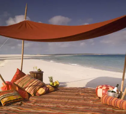 Varios alojamientos de los archipiélagos de Mozambique están especializados en picnics para dos en una "isla desierta", ¡una de las mejores experiencias de la luna de miel!