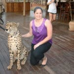 Shelley Hess - saludando al guepardo Sylvester en las cataratas de Vic