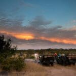 Los atardeceres suelen disfrutarse en un bello entorno en algún lugar de la reserva, normalmente en lo alto de un afloramiento rocoso o con vistas a una charca.