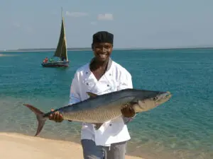 Dé un paseo por la playa con su chef y verá lo que hay para cenar: el pescado no es más fresco que aquí.