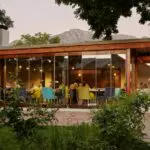 La sala de estar de Franschhoek tiene vistas a los jardines y es un lugar maravilloso para relajarse o charlar con una copa de vino de la región.