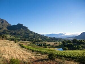 Franschhoek liegt für einen Selbstfahrerurlaub in der Nähe von Kapstadt, aber weit genug entfernt, um das Gefühl zu haben, im Herzen des Weinlandes zu sein.