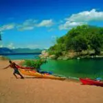 El paisaje suele parecerse al de una isla oceánica tropical, pero aquí el agua suele ser llana y tranquila, lo que permite practicar deportes acuáticos.