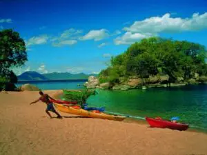 El paisaje suele parecerse al de una isla oceánica tropical, pero aquí el agua suele ser llana y tranquila, lo que permite practicar deportes acuáticos.