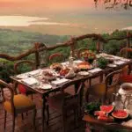 El pintoresco paisaje del cráter se despliega justo debajo del lujoso Ngorongoro Crater Lodge, situado en el borde.
