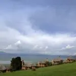Estas suites de lujo se asemejan a una mágica aldea masai, encaramada sobre pilotes en el borde del cráter del Ngorongoro.