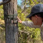 Instalación de cámaras en el campamento de Usangu Expeditions. 