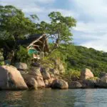 Con sólo seis chalés, el Mumbo Island Camp, perfectamente situado, es uno de los alojamientos más íntimos y románticos del lago Malaui.