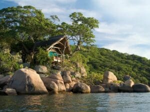 Con sólo seis chalés, el Mumbo Island Camp, perfectamente situado, es uno de los alojamientos más íntimos y románticos del lago Malaui.