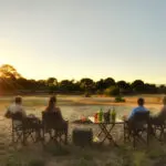 Puede que su safari a pie de la tarde termine con cómodos sillones y bebidas heladas.