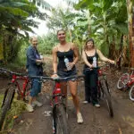 Recorrido en bicicleta por Arusha con colegas.