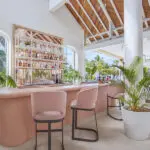Sente-se, relaxe e peça um cocktail.