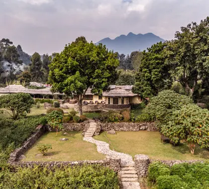 Vista exterior del Mount Gahinga Lodge en Uganda.